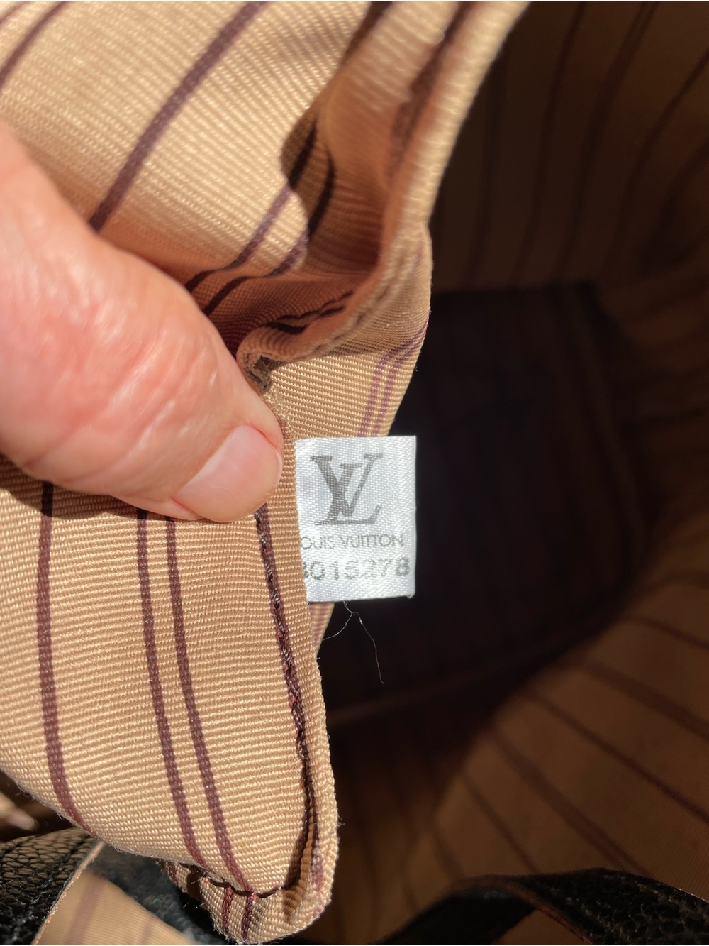 Large black tote/handbag.   Signs of use - Picture 3 of 14